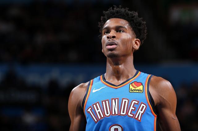 穆斯卡特获赠定制竹刻画像，印有本人形象和冠军奖杯