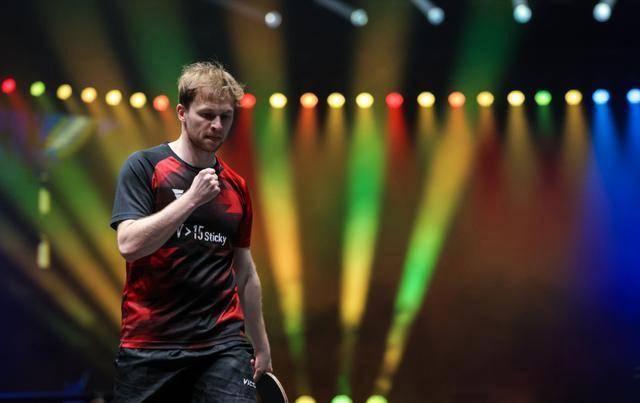 水晶宫与斯特拉斯堡赛前，维埃拉现身法国酒吧和球迷一起观战